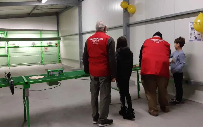 Membres du club Les Grognards en gilet rouge accompagnant des jeunes au stand de tir de Saint-Maur-des-Fossés