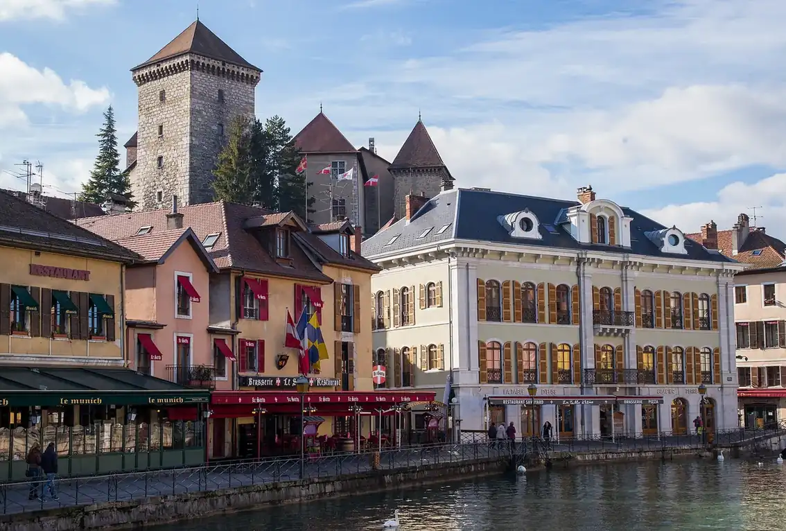 Vue de Annecy pour contextualiser une stratégie SEO locale