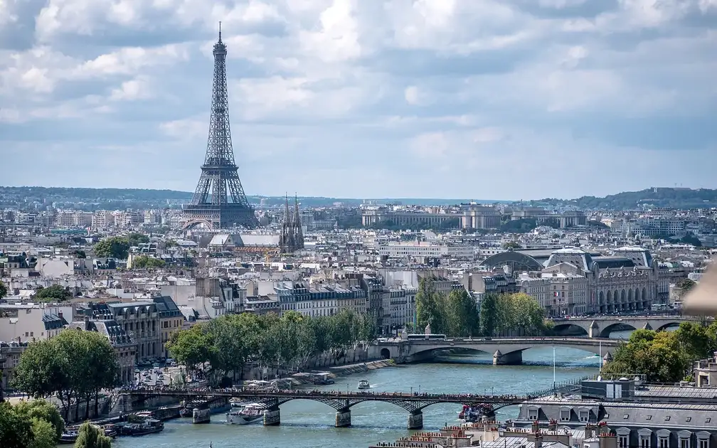 Vue de Paris pour contextualiser une stratégie SEO locale